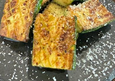 버터 소스 구운 주키니 스테이크