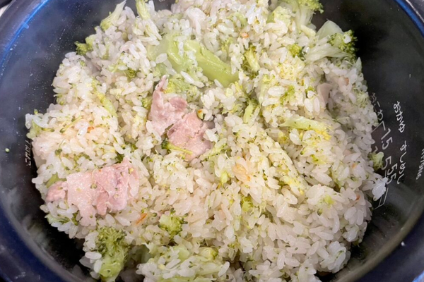 Arroz japonês com brócolis inteiro e barriga de porco