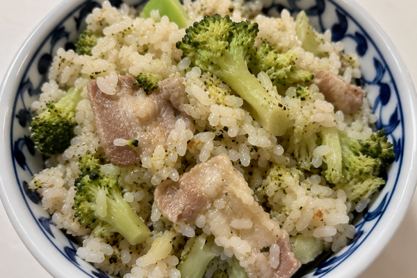 Arroz japonês com brócolis inteiro e barriga de porco