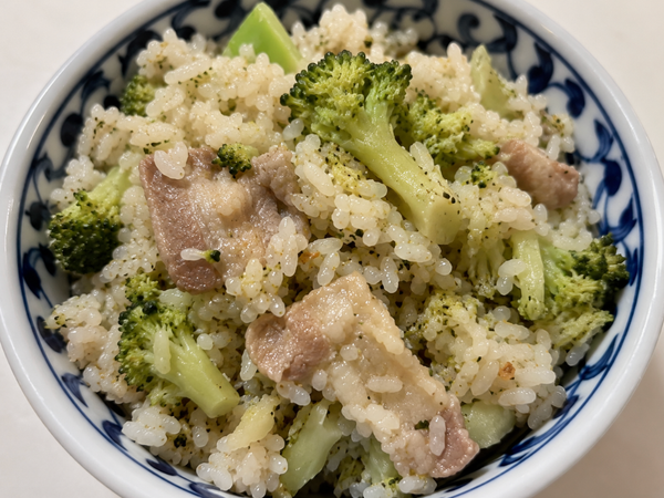 Arroz japonês com brócolis inteiro e barriga de porco