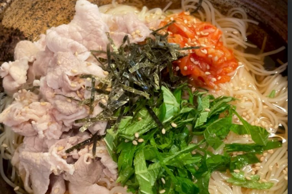 돼지고기 & 김치 소면으로 더위를 이겨내세요