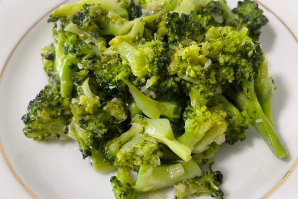 Tender Braised Broccoli with Garlic and Olive Oil