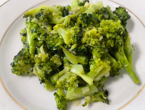 Tender Braised Broccoli with Garlic and Olive Oil
