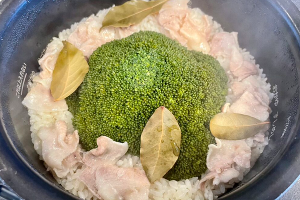 Arroz japonês com brócolis inteiro e barriga de porco