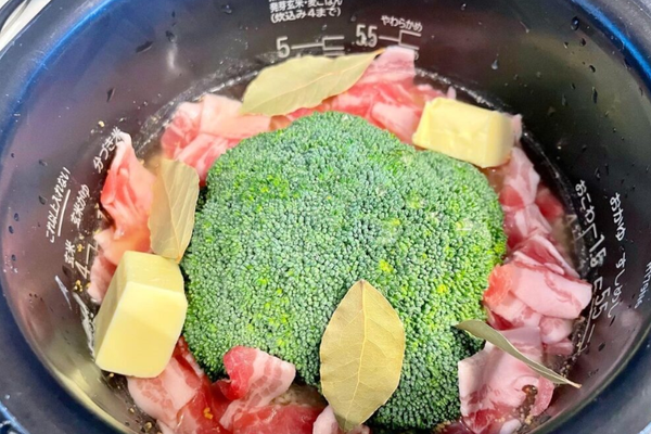 Arroz japonês com brócolis inteiro e barriga de porco