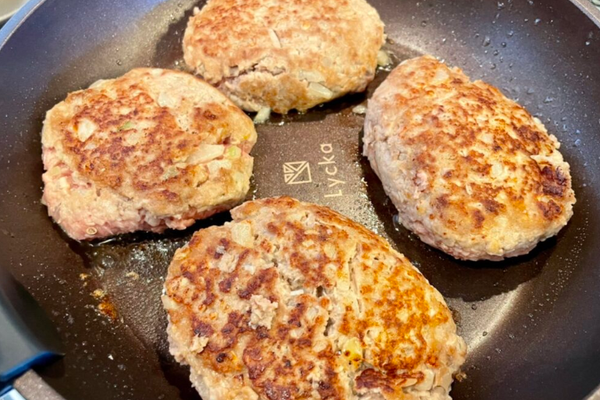 Japanisches Hamburger Steak in Tomatensauce