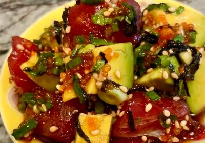 참치와 아보카도를 곁들인 일본식 포케