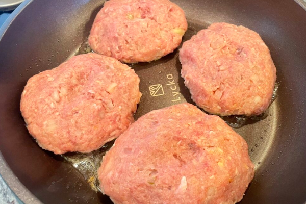 Japanisches Hamburger Steak in Tomatensauce