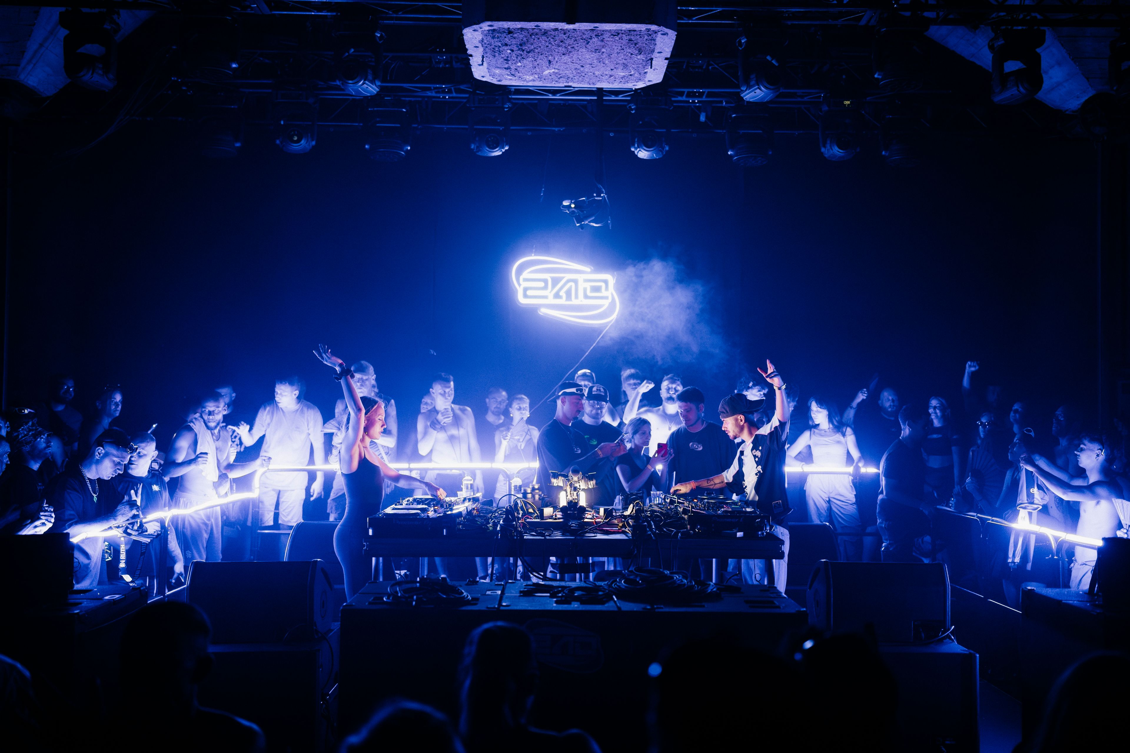 FACE 2 FACE 'ADE SPECIAL' by 240 KM/H