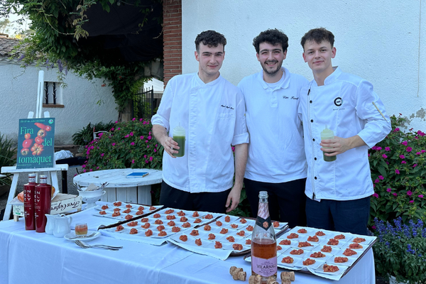 El cuiner Bernat Iglesias i Mateu i Eduard Riera elaboren a Can Farell dues tapes a l'acte previ de la Fira del Tomàquet