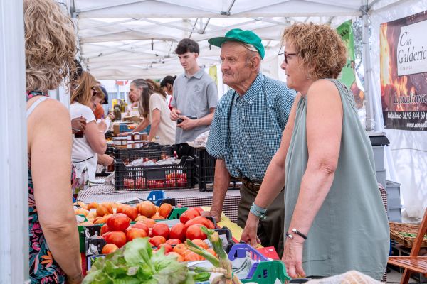 Més de 1.500 persones i 1.000 kg de tomàquets venuts a la 14a Fira del Tomàquet