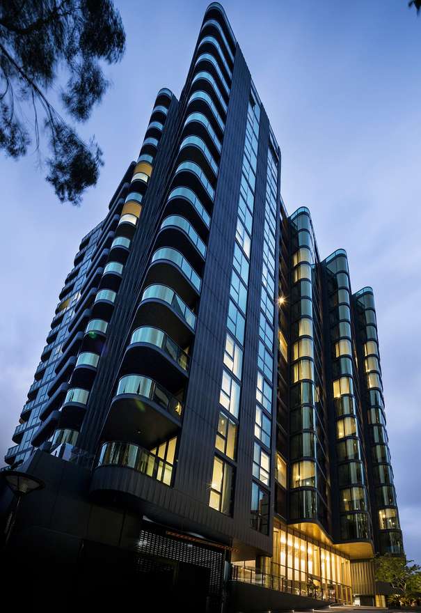 Oxley + Stirling by Aria located in South Brisbane, showcases a cantilevered glass façade and stands proud as one of Aria’s flagship developments.