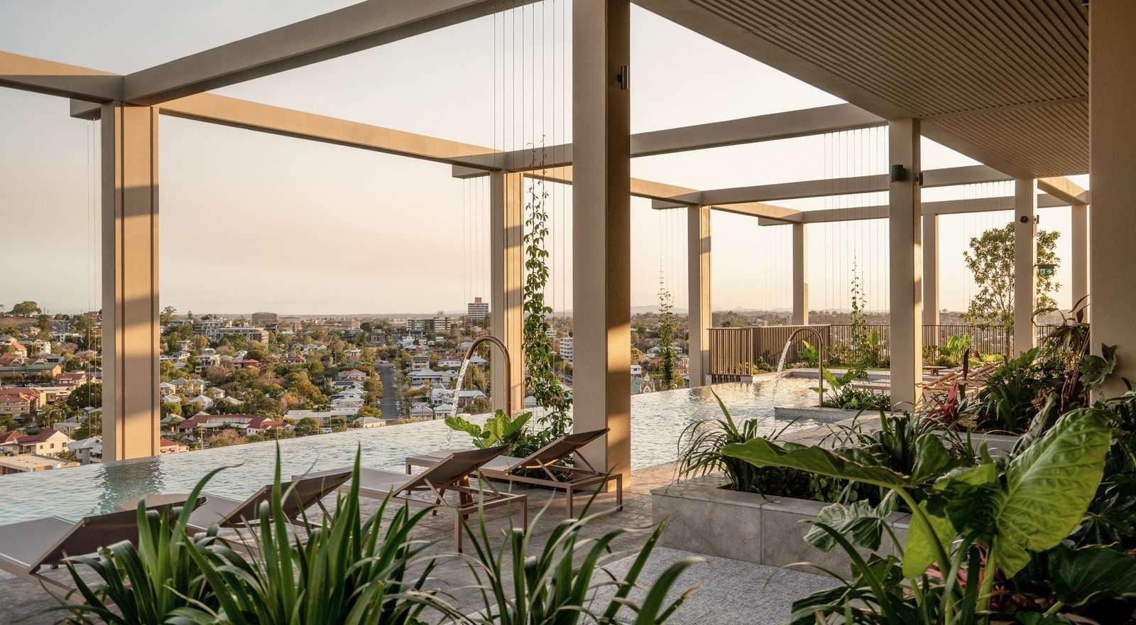 Trellis by Aria, infinity pool featuring sweeping views over Brisbane - located 20 Edmondstone Street, South Brisbane