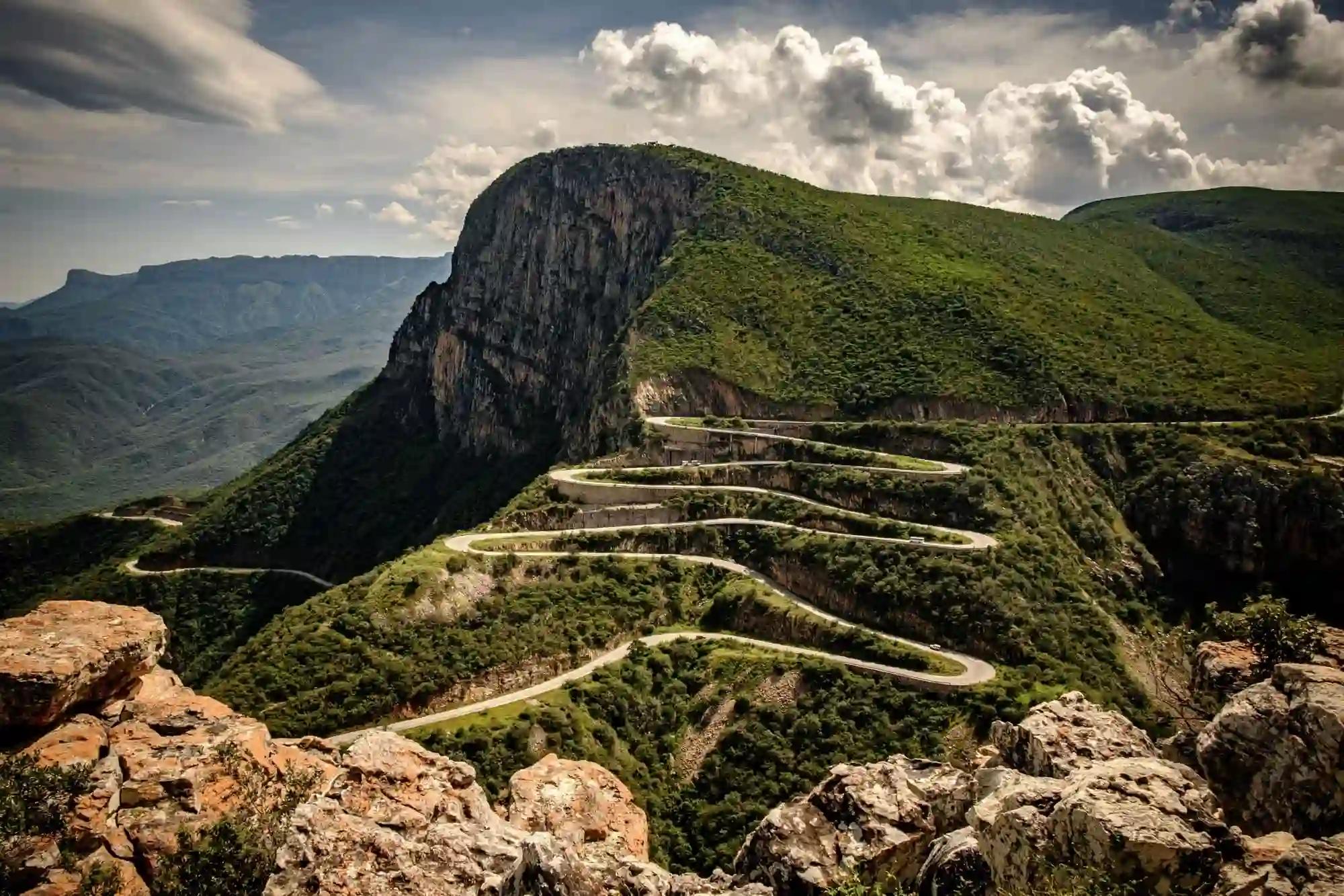 angola-serra-da-leba-mountain-pass