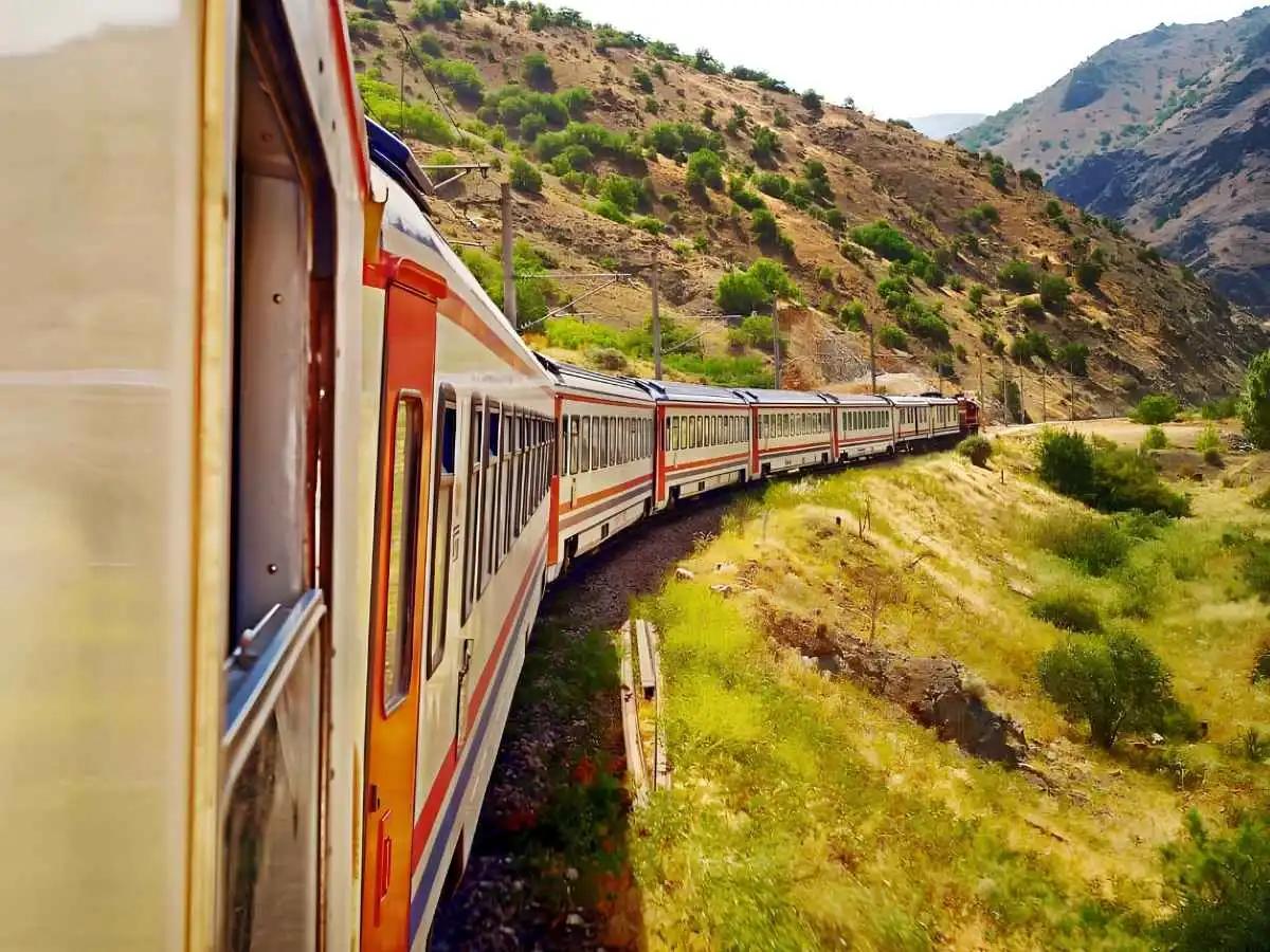 china-holiday-tours-train-travel