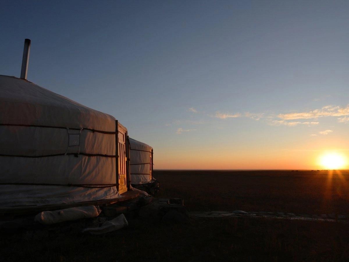 mongolian-ger-gobi-desert-sunrise