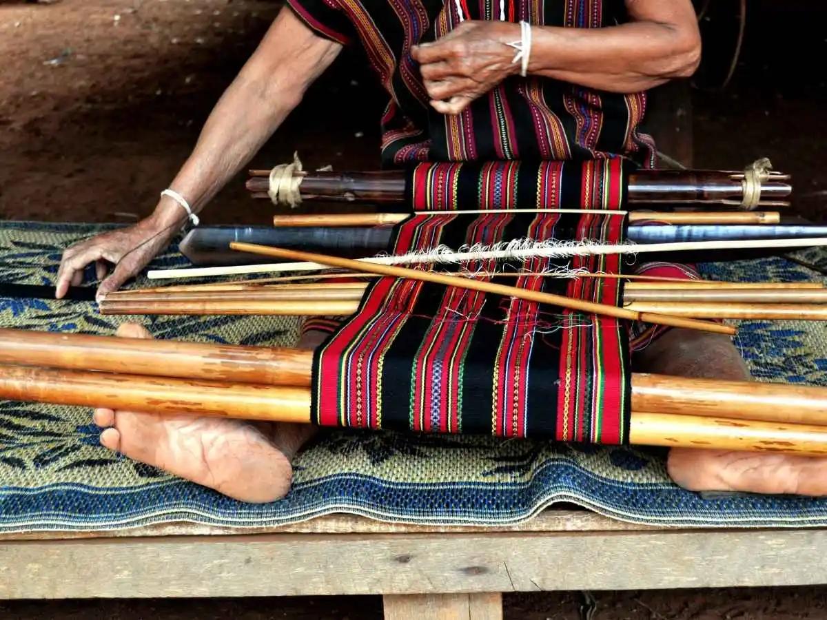 Watch Lanten weaving and bamboo paper making