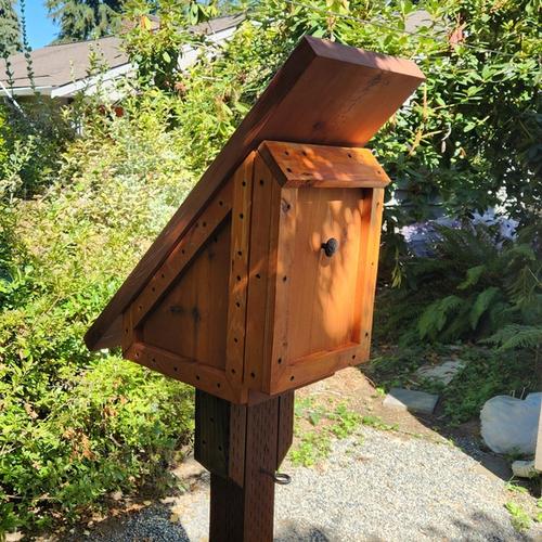 Dog box with magnetic latch