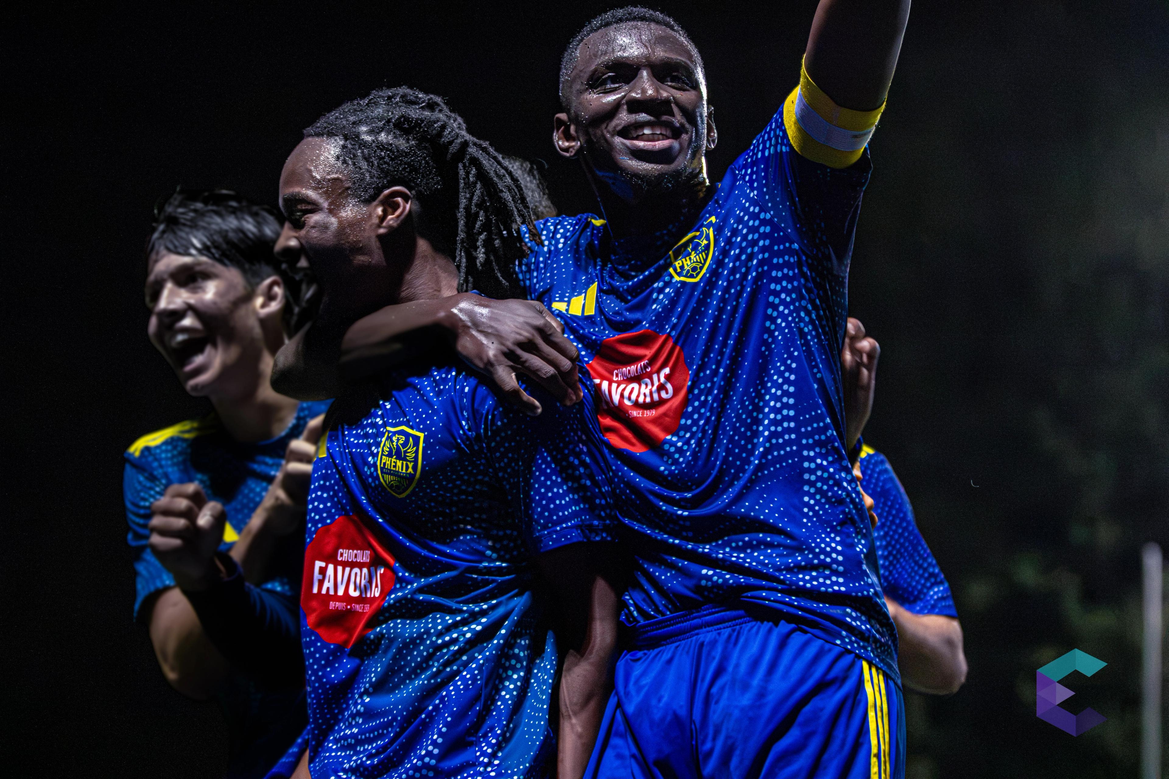 Des joueurs du Phénix célèbrent un but lors d'un match de soir