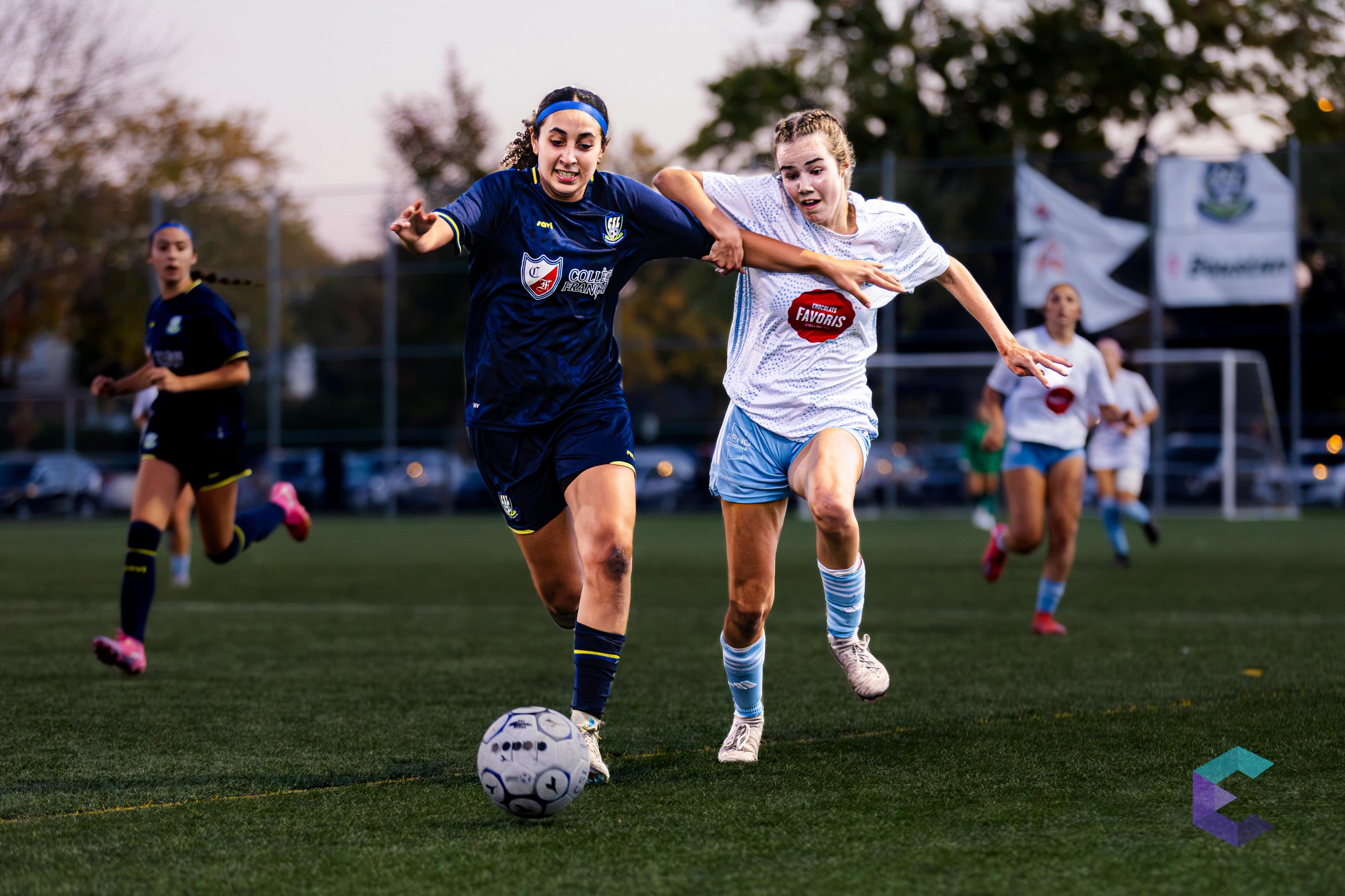 Deux joueuses de soccer au duel pour récupérer un ballon