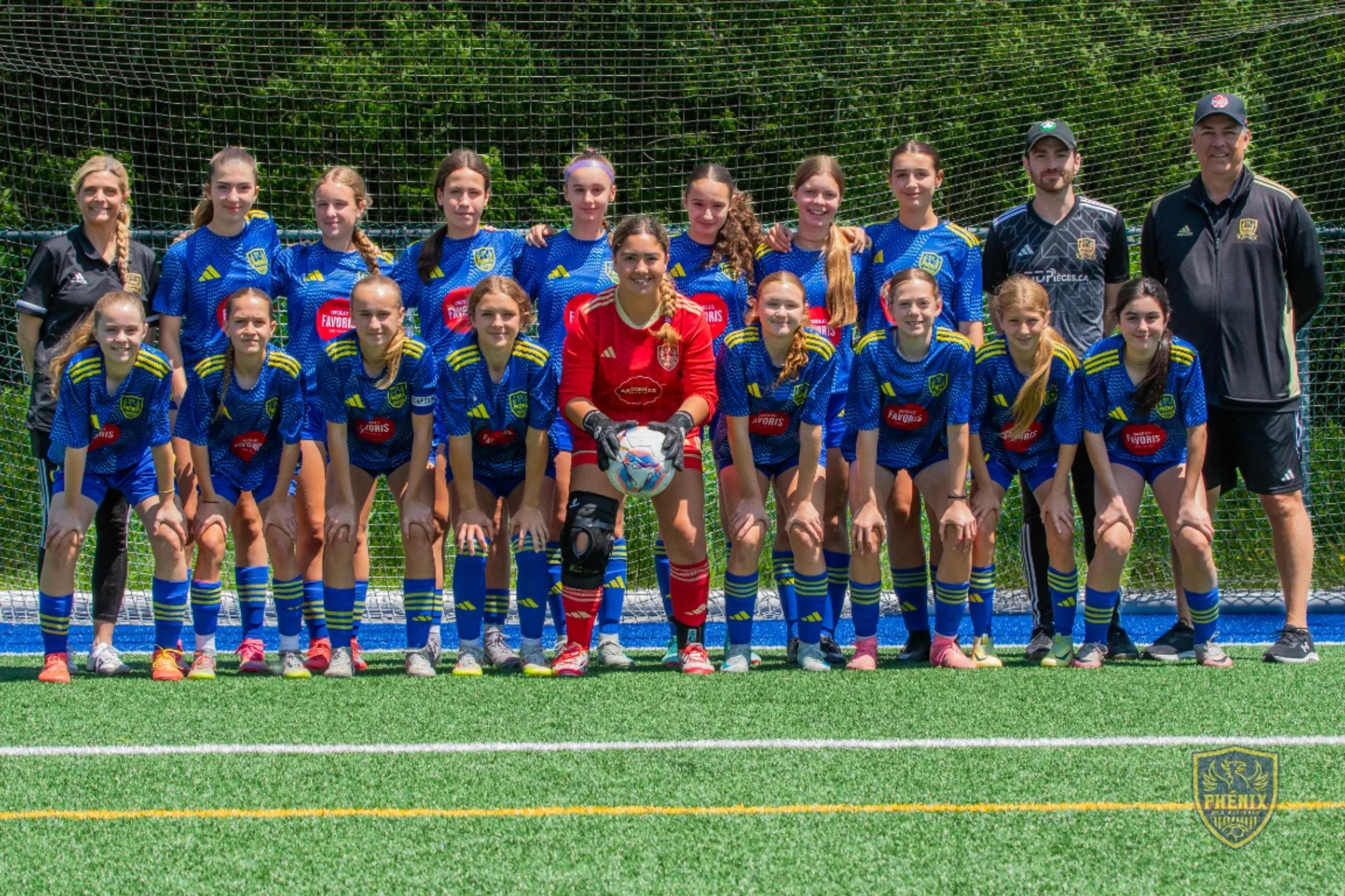 Photo officielle d'une équipe féminine du Phénix et de ses entraîneurs, sur le terrain