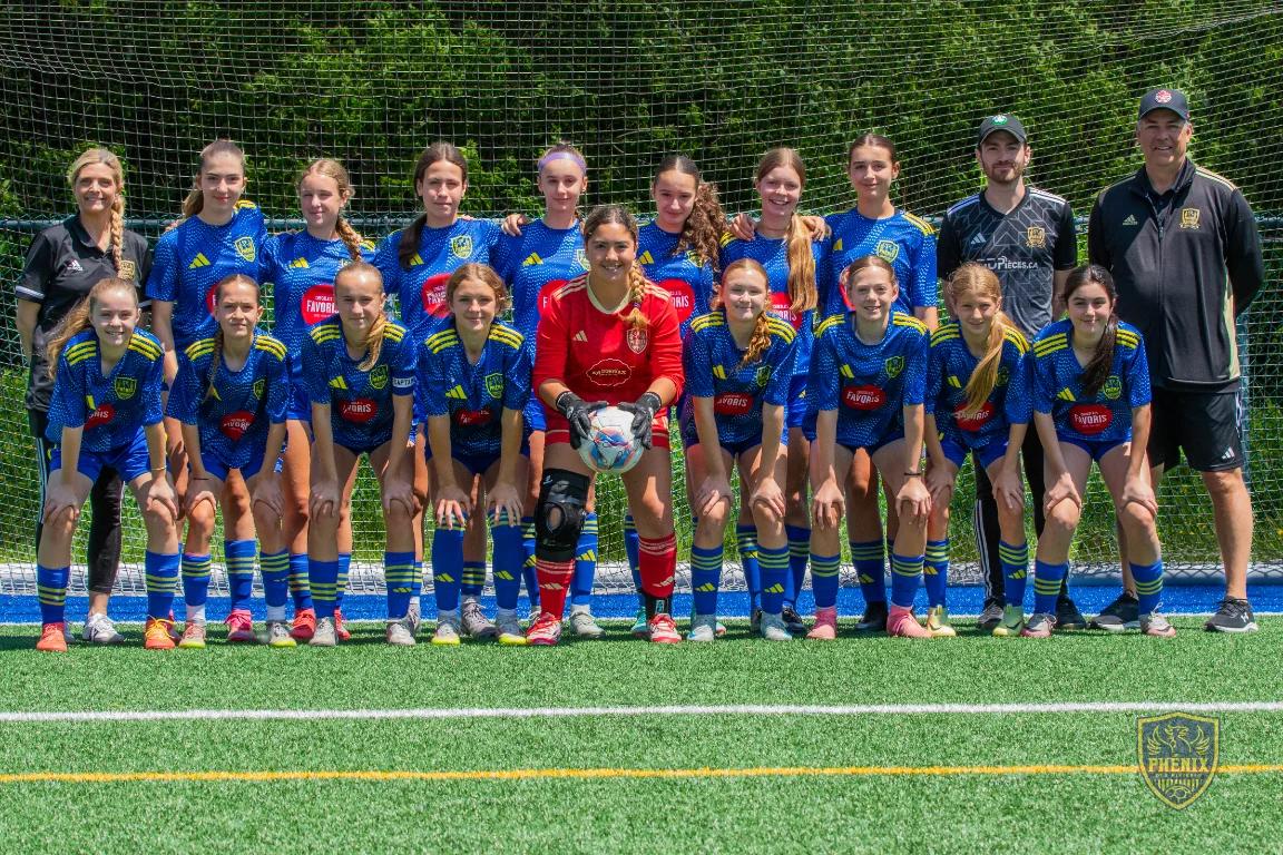 Photo officielle d'une équipe féminine du Phénix et de ses entraîneurs, sur le terrain