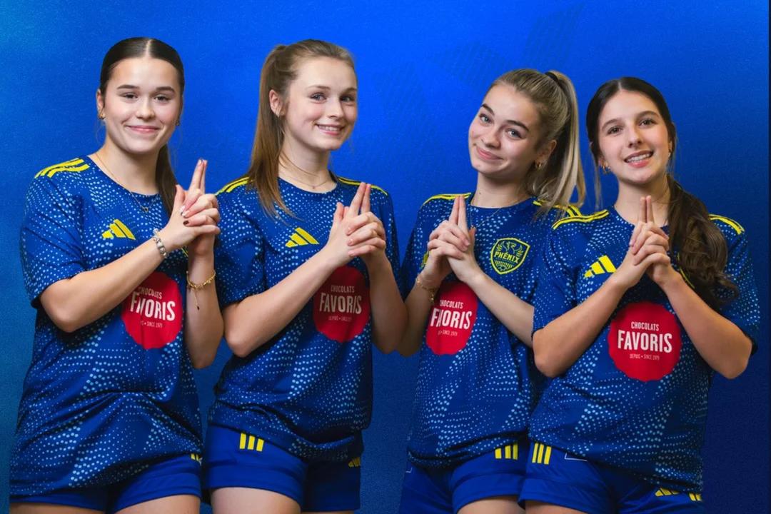 Quatre joueuses du Phénix posent ensemble en studio sur fond bleu