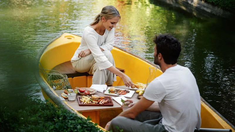 Serene Getaway - Unwind with Activities and Capture the Perfect Moment