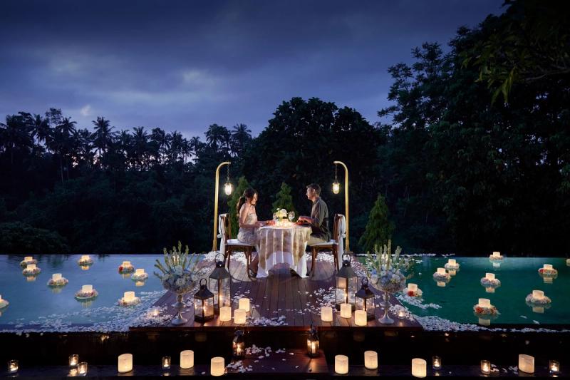 A Magical Night Under The Stars: Candlelit Romantic Floating Dinner in Ubud