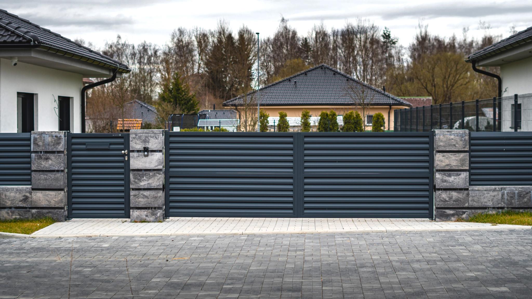 Otočná brána dvoukřídlá - Okenice standard - KonstantaHP