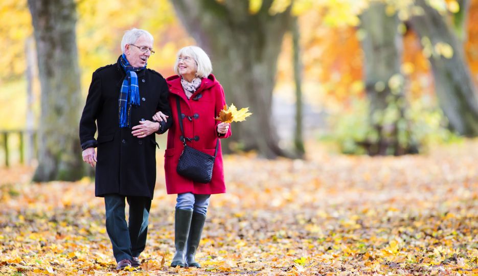 Ældre ægtepar går tur. Noget som kan være svært med analinkontinens.