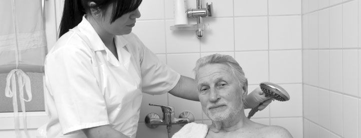 Arbejdssituationen kan være god eller mindre god for den medarbejder, der hjælper ældre i bad. Foto: Colourbox