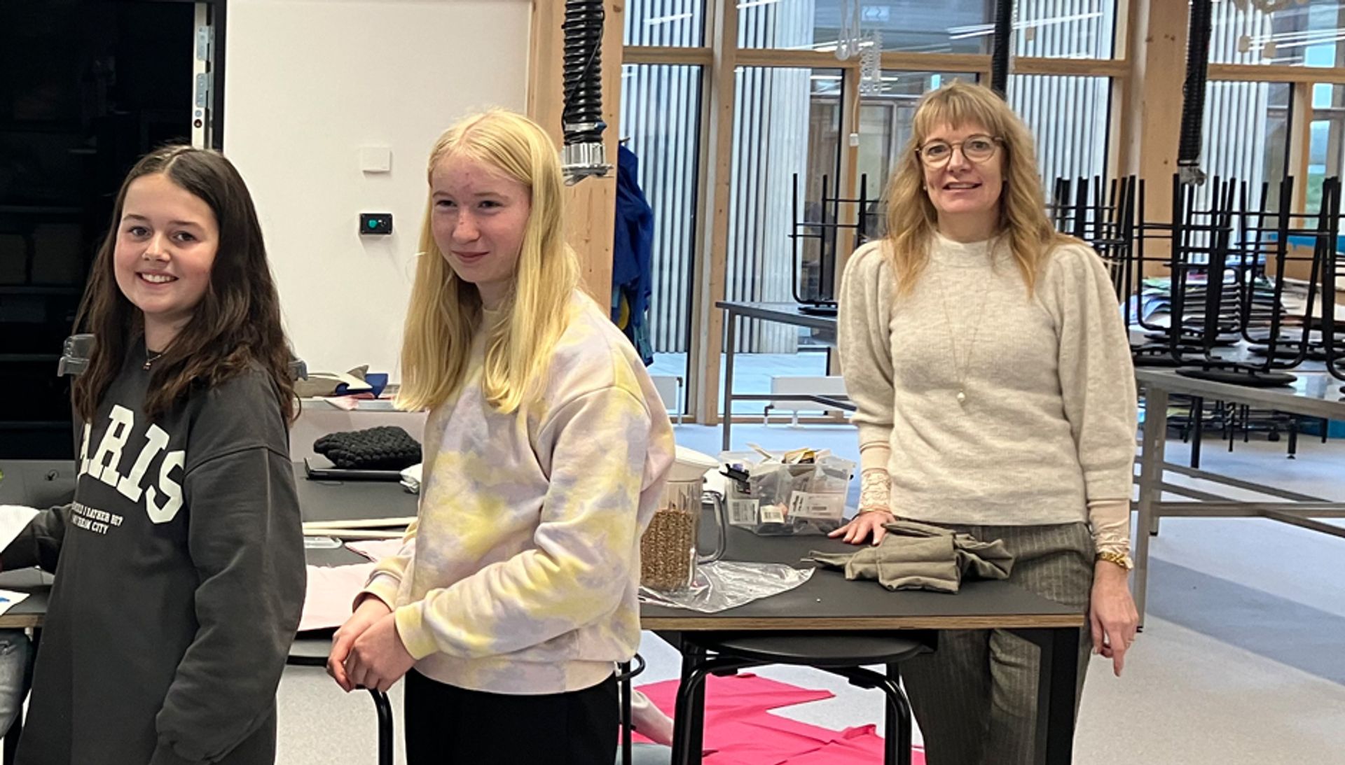 Skoleleder Dorte Tonnesen med elever 