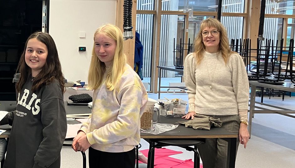 Skoleleder Dorte Tonnesen med elever