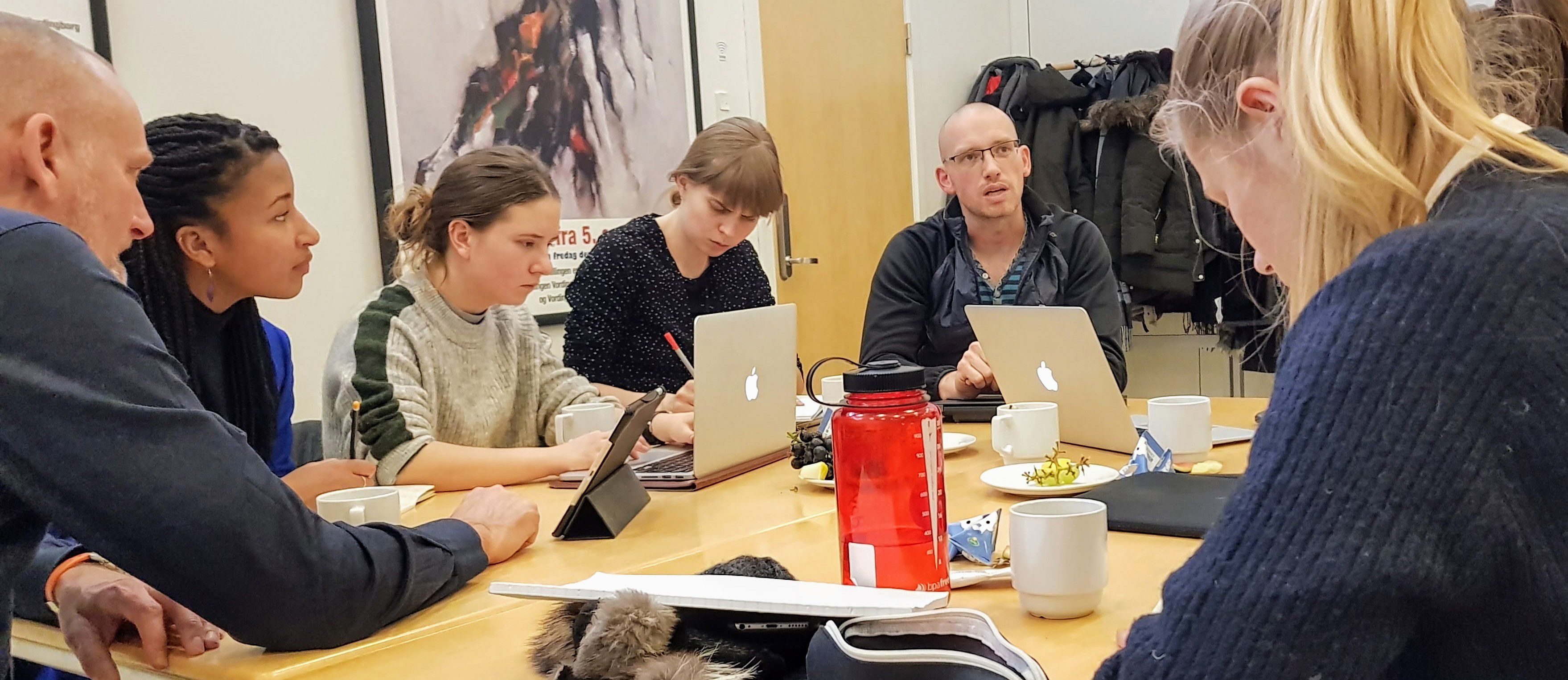 Studerende rundt om et bord til workshop