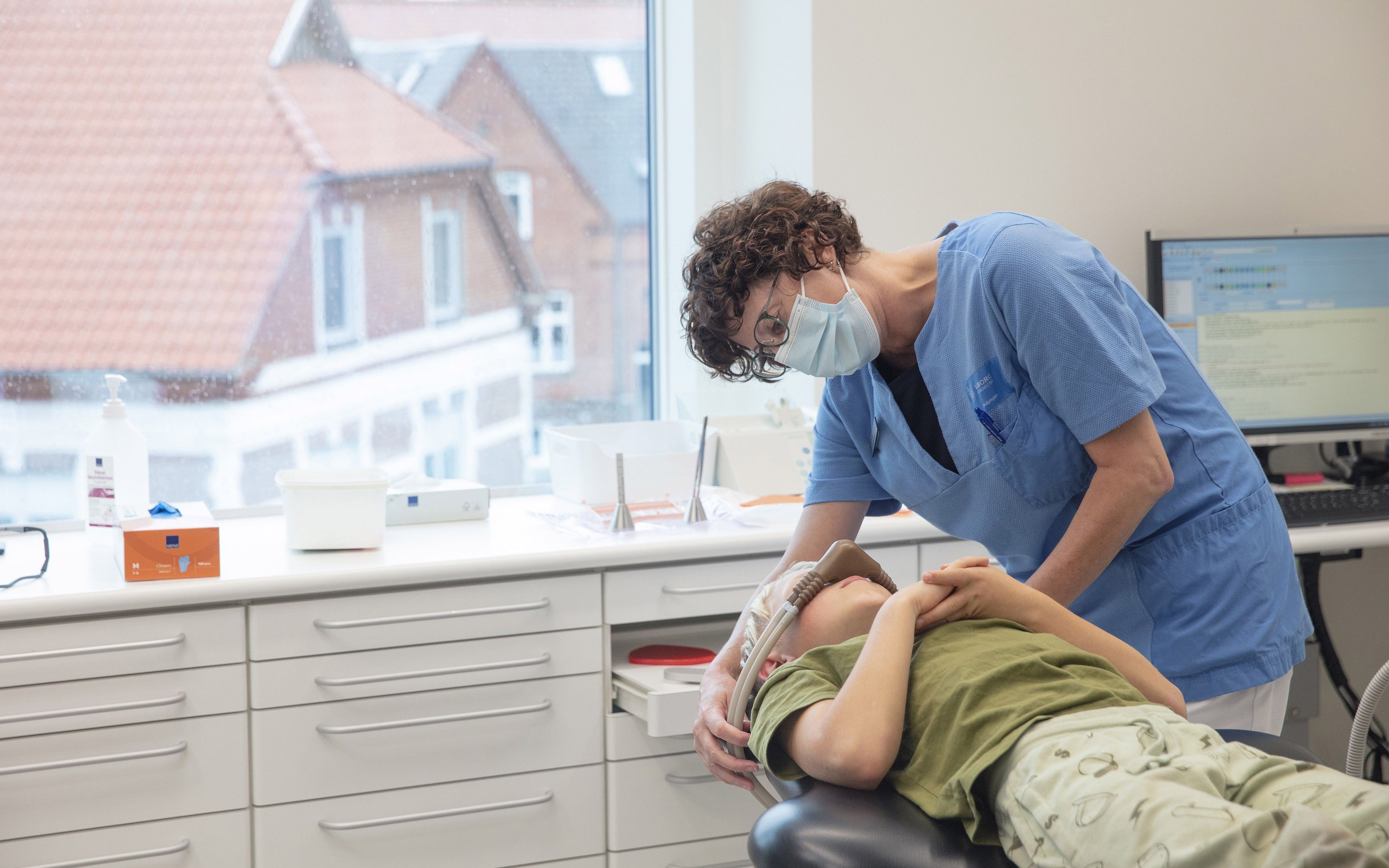 Tandklinikassistent behandler dreng
