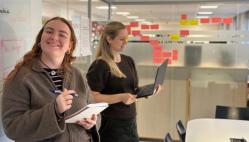 Medarbejderne Anna Louise Møller Damgaard og Frida Matilde Egedorf Nielsen