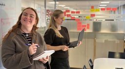 Medarbejderne Anna Louise Møller Damgaard og Frida Matilde Egedorf Nielsen