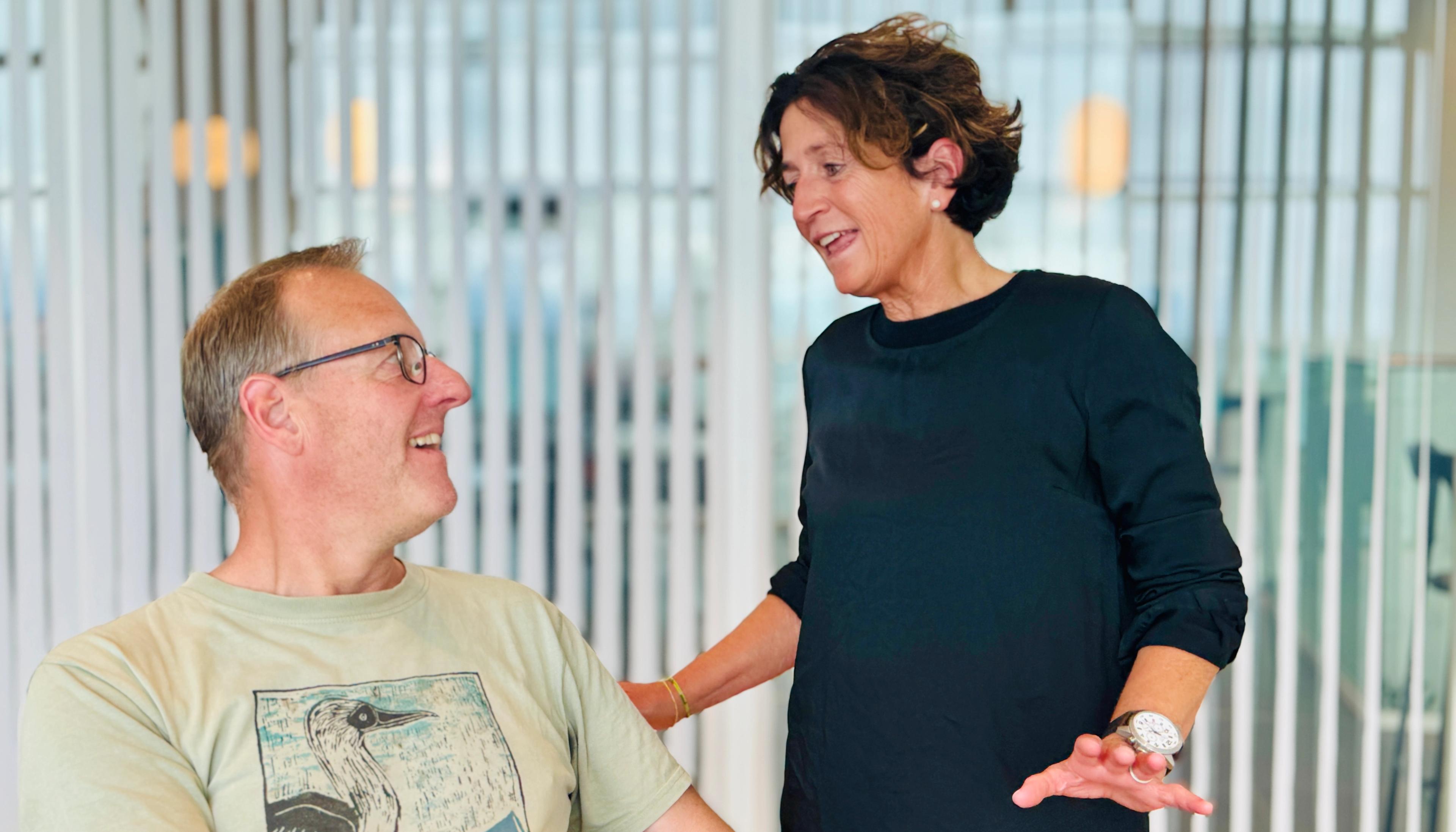 Dansklærer og matematiklærer i smilende samtale