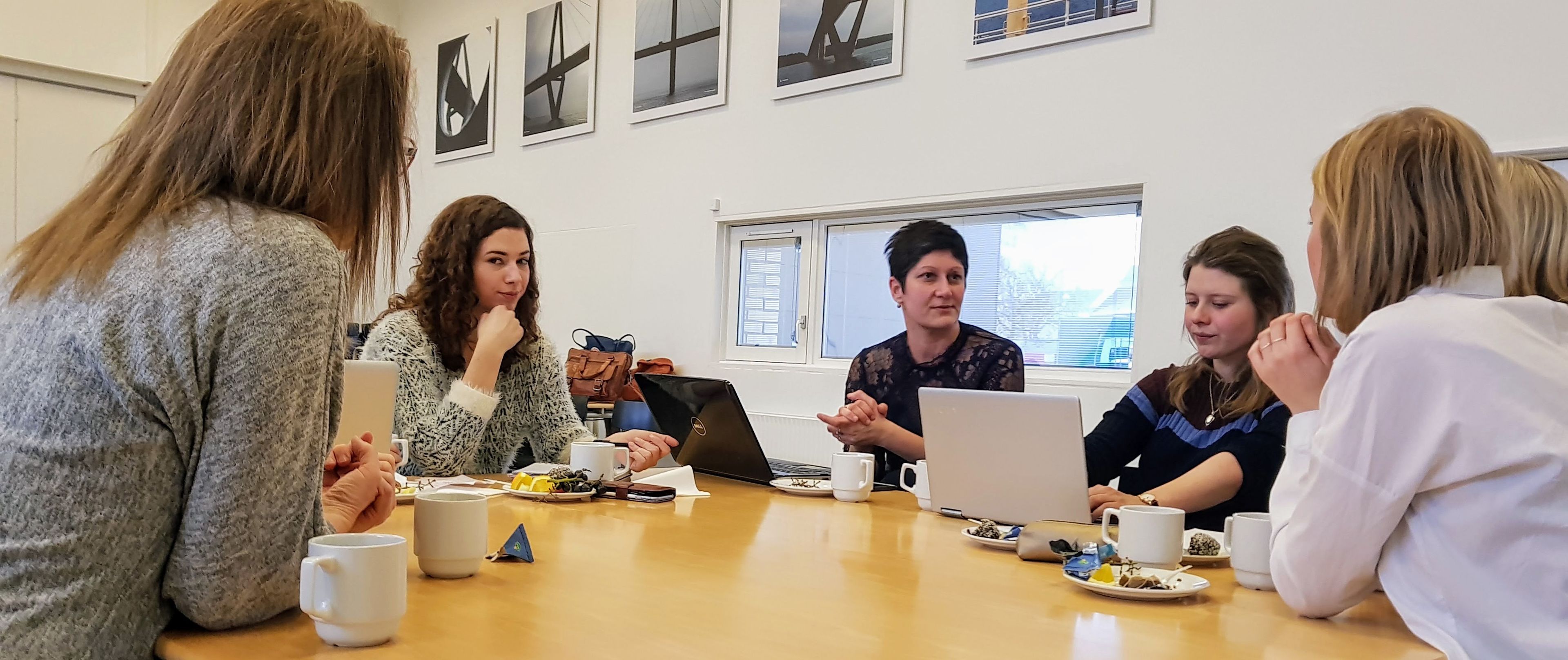 Studerende rundt om et bord til workshop