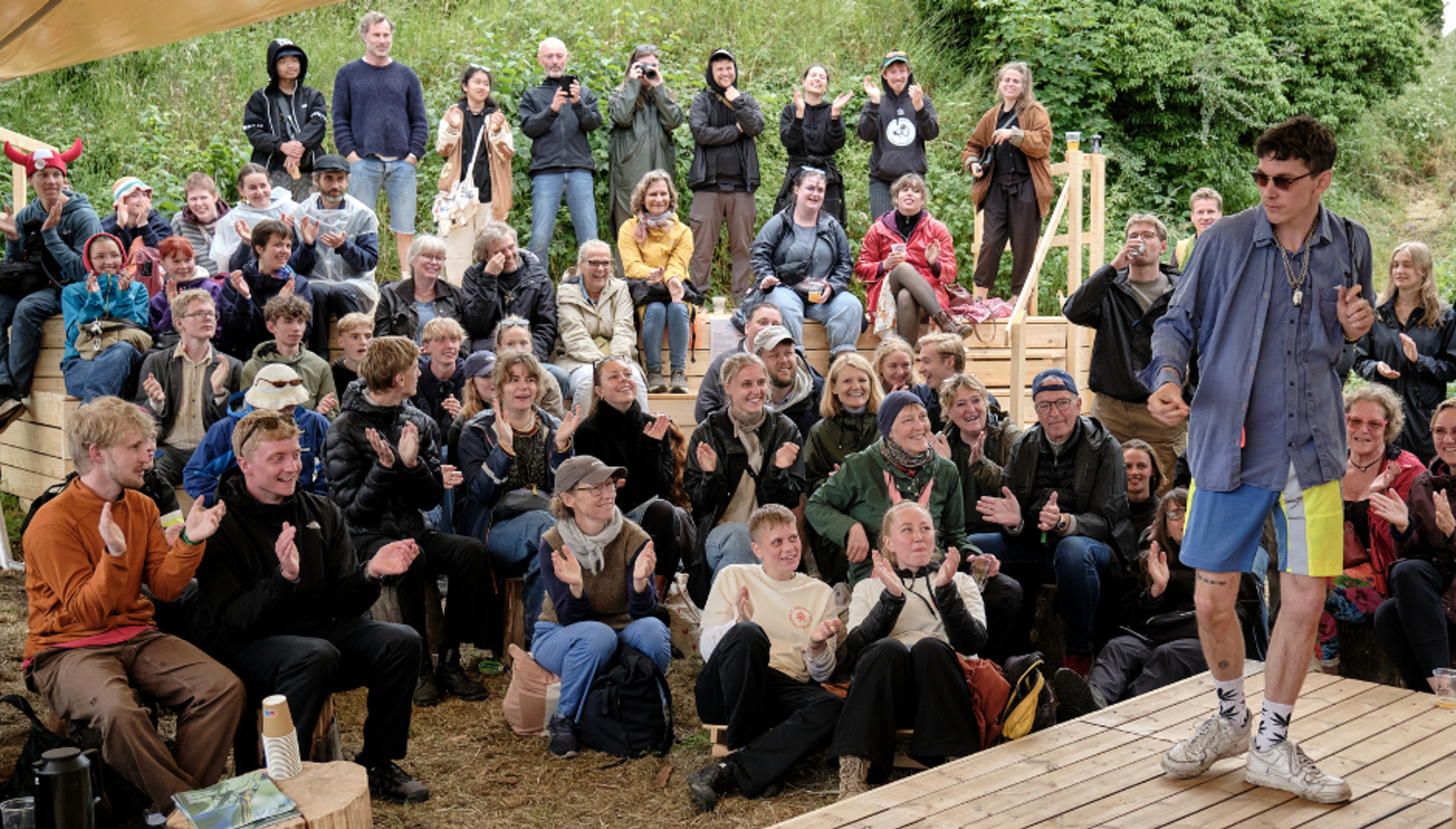 En foramling unge foran en scene på folkemødet