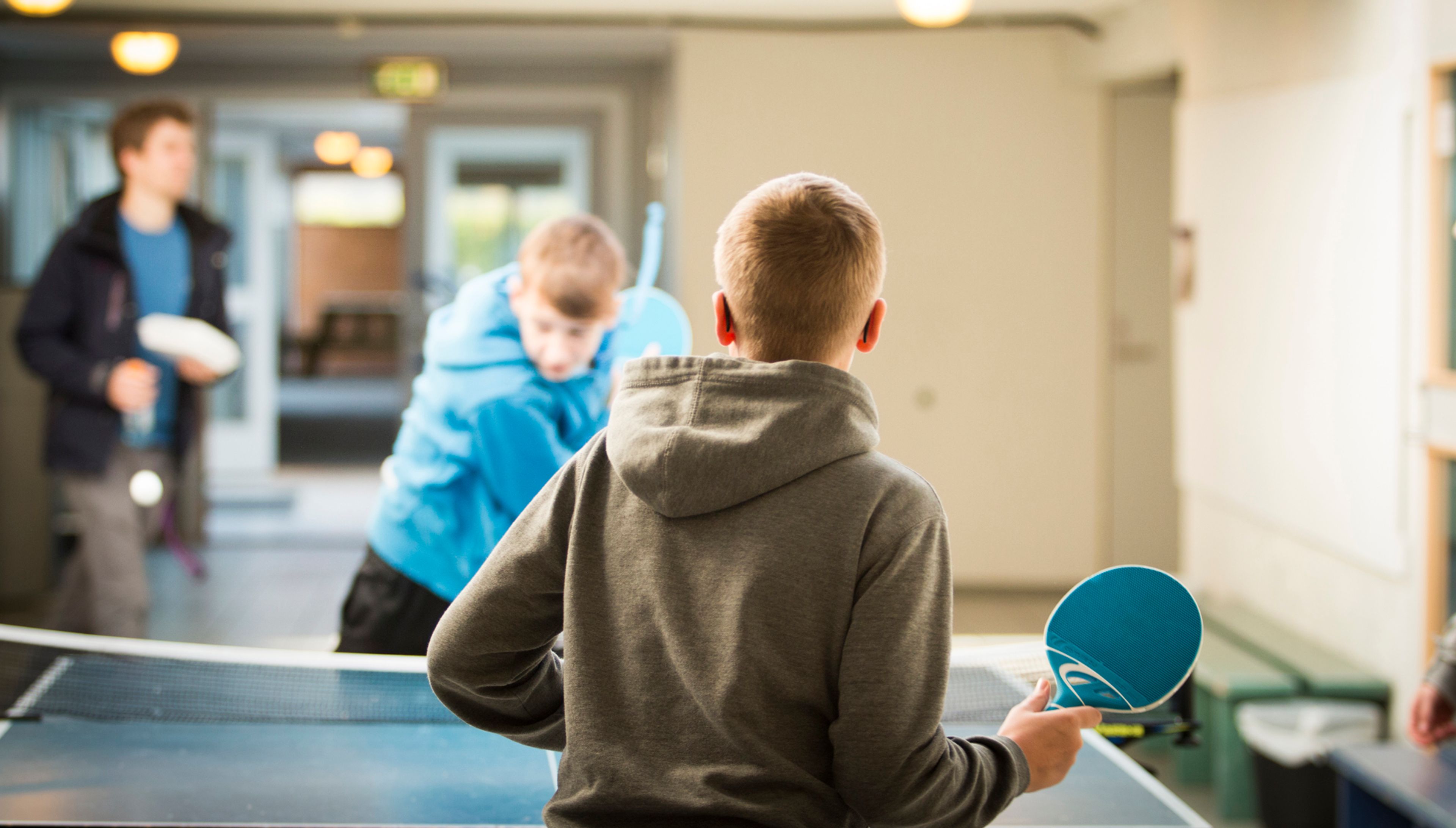 Unge drenge spiller bordtennis