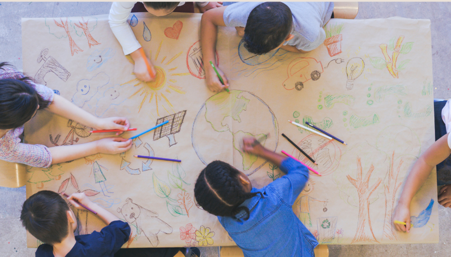 Skolebørn tegner en fælles tegning