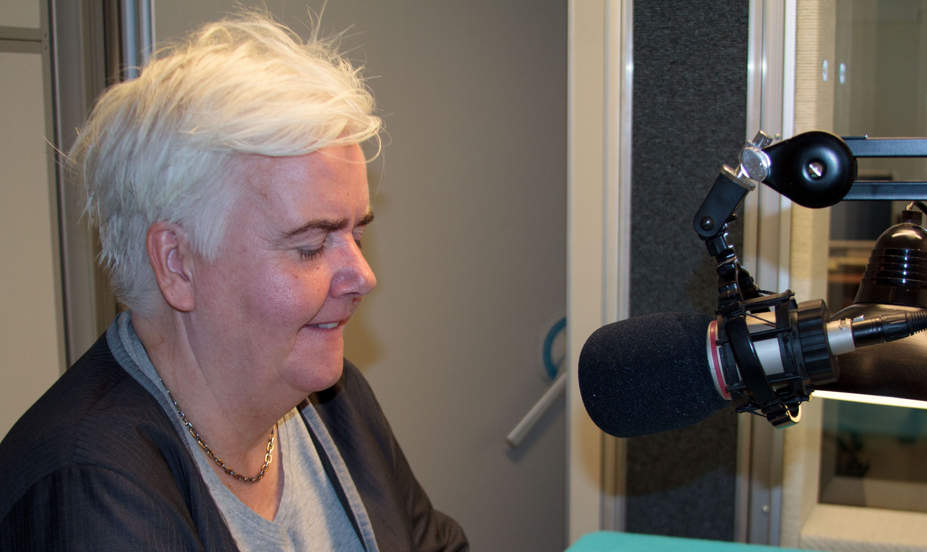 Berit Freyheit laver podcasts fra sit lydstudie