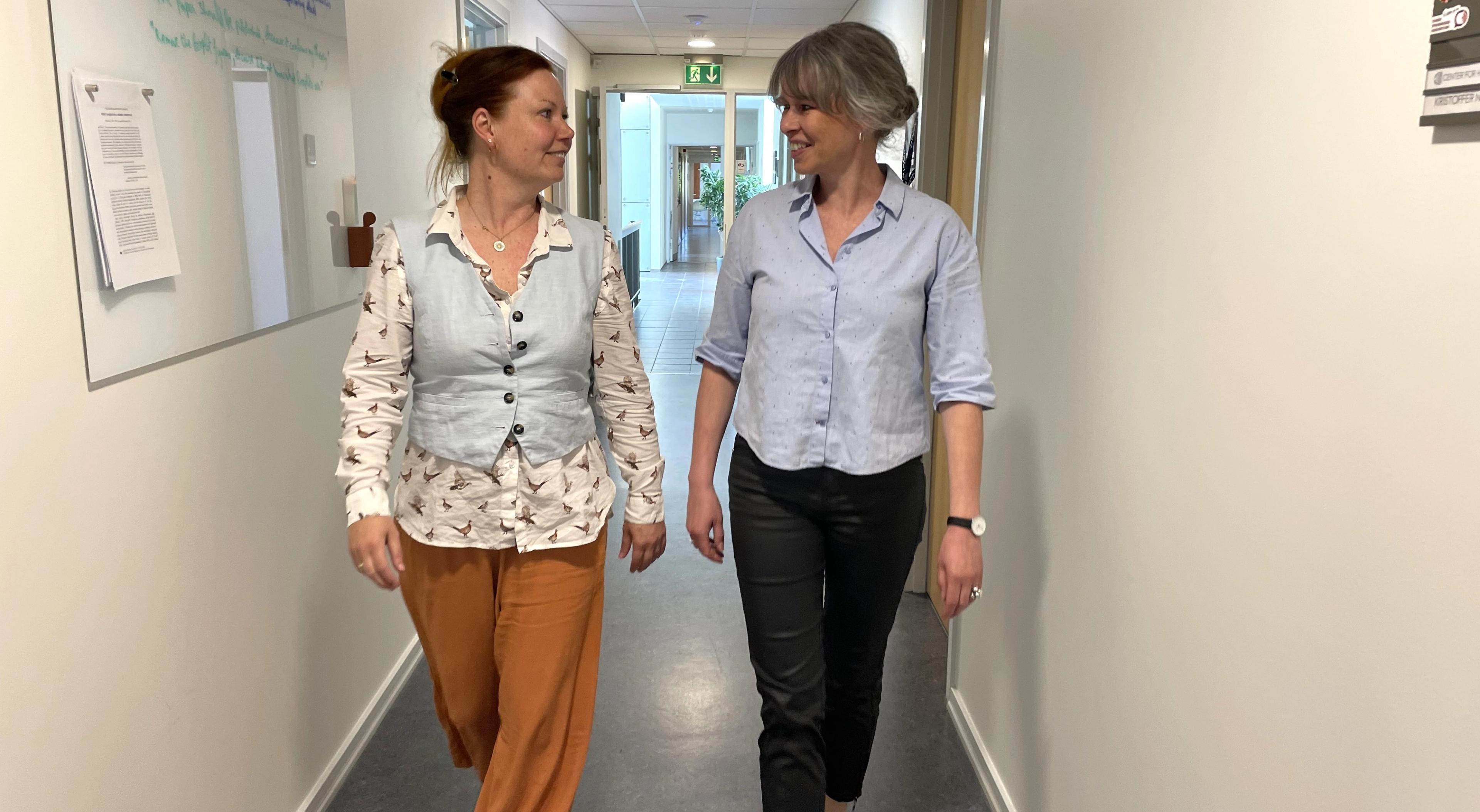 Karrierlæringsforskere Rie Thomsen og  Randi Boelskifte Skovhus går ned ad en gang på universitetet