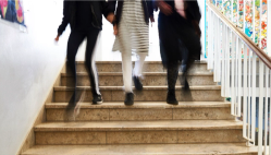 tre elever går nedad trappe