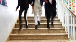 tre elever går nedad trappe