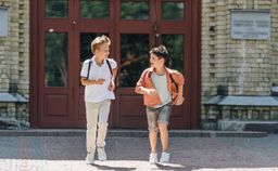 To drenge løber u daf skoleport