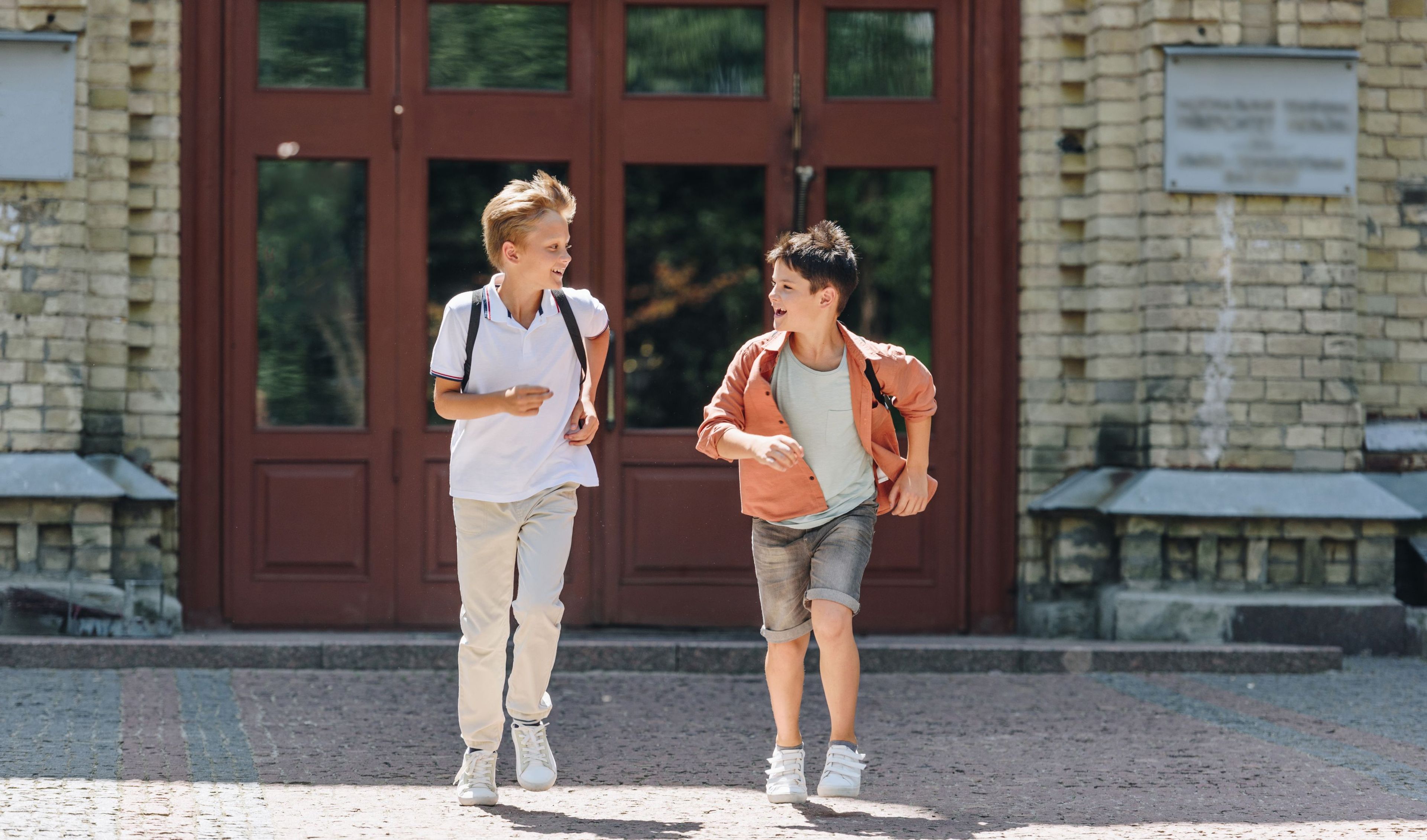 To drenge løber u daf skoleport