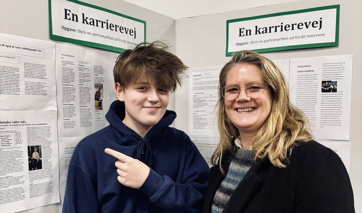 Elev sammen med mor til fernisering på vejledningsforløb